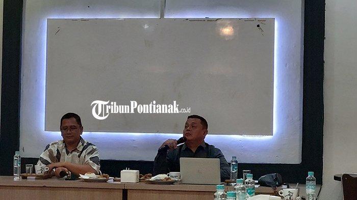 Kepala Biro Humas dan Protokol BNN RI Brigjenpol Sulistyo Pudjo Hartono di dampingi Kepala BNN Kalbar Brigjen Pol Sumirat Dwiyanto saat memberikan keterangan terkait kunjungan Kepala BNN RI, Minggu 2 Juni 2024.