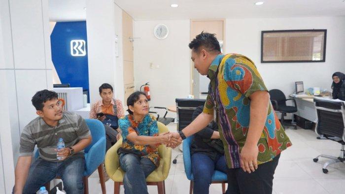 Pemimpin Cabang BRI BO Pontianak, Yusuf Setiawan, menyapa nasabah yang mengikuti  pemeriksaan kesehatan