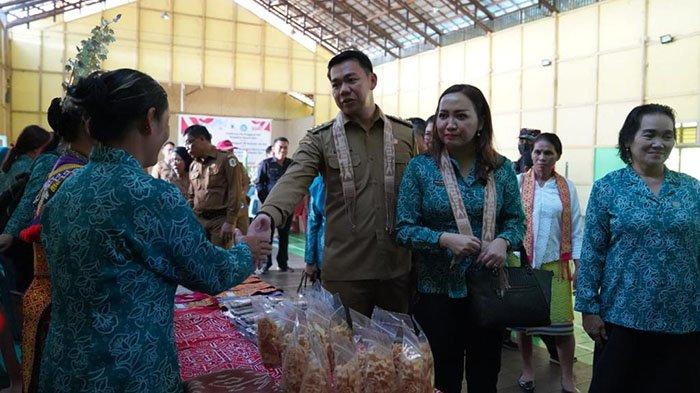 Bupati Kapuas Hulu Fransiskus Diaan bersama Ketua TP PKK Kabupaten Kapuas Hulu Angeline Fremalco saat kunjungan kerja ke Kecamatan Batang Lupar, Senin 21 November 2022.