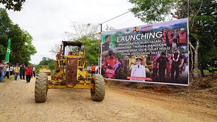 Bupati Kapuas Hulu, Fransiskus Diaan saat melaunching peningkatan ruas jalan bongkong - Nanga Dangkan Kecamatan Silat Hilir atau Kecamatan Silat Hulu, Rabu 26 Juni 2024.