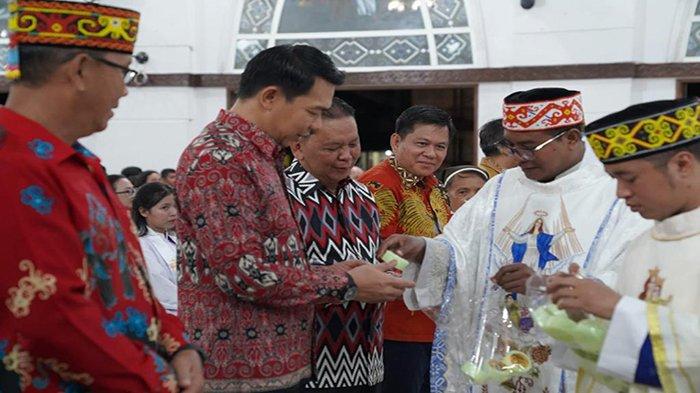 Bupati Kapuas Hulu, Fransiskus Diaan, saat menghadiri perayaan Natal Bersama Umat Katolik, di Aula Paroki Hati Santa Perawan Maria Tak Bernoda Putussibau, Jumat 5 Januari 2024 malam.