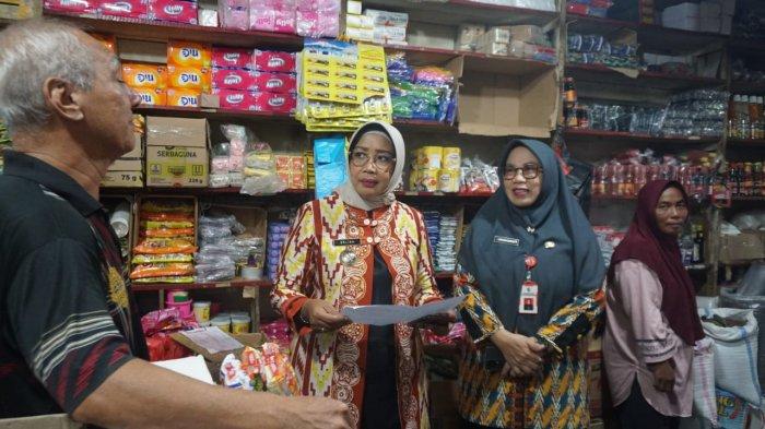 Bupati Mempawah Erlina didampingi Kadis Perindagnaker Johana Sari Margiani ketika melakukan inspeksi mendadak (Sidak) ketersediaan bahan pokok (Bapok) di Pasar Mempawah Hilir, Kamis 15 Februari 2024 pagi.