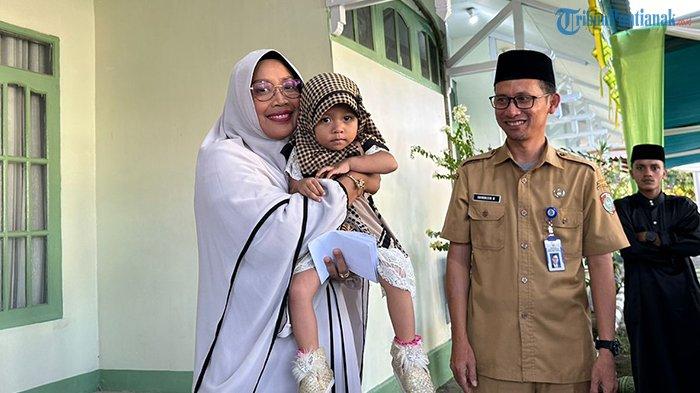 Bupati Mempawah Erlina ketika bersilaturahmi bersama dhuafa dan anak yatim / piatu, di Rumah Dinas Bupati Mempawah, Selasa 2 April 2024 sore.