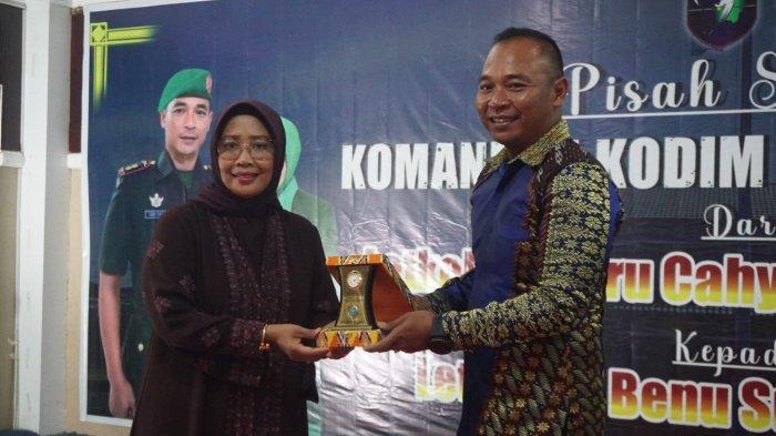 Bupati Mempawah Erlina memberikan cinderamata kepada Letkol Inf Daru Cahyo Alam pada acara pisah sambut Dandim 1201/Mph dari Letkol Inf Daru Cahyo Alam kepada Letkol Inf Benu Supriyantoko di Aula Balairung Setia Kantor Bupati Mempawah, Sabtu 9 Maret 2024 sore.