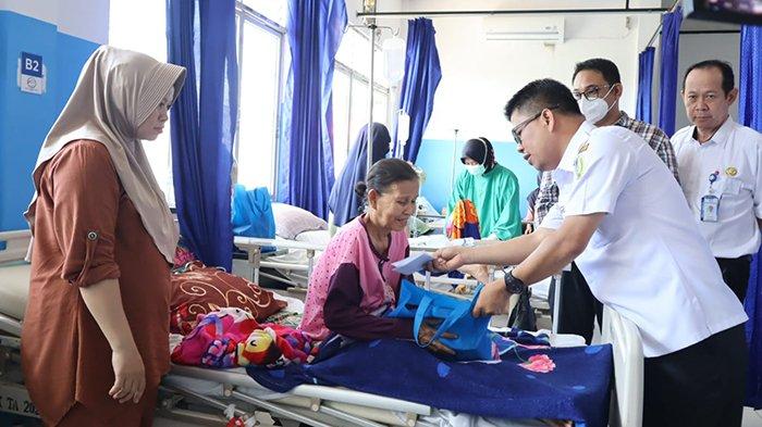 Bupati Sambas H. Satono ketika menjenguk pasien di RSUD Sambas di sela -sela inspeksi mendadak (sidak) untuk memastikan pelayanan kesehatan, Rabu 8 November 2023.