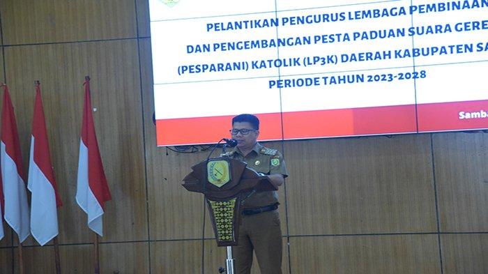 Bupati Sambas H Satono ketika memberikan sambutan Pengukuhan Pesparani Kabupaten Sambas, Selasa 4 Juli 2023.