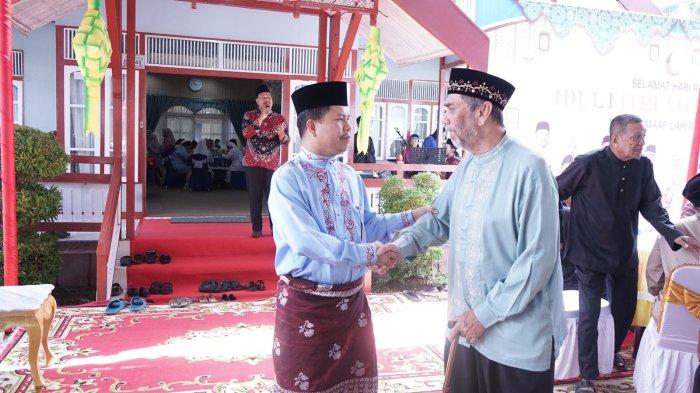 Bupati Sambas Satono berjabat tangan dengan para warga yang hadir ke acara open house lebaran Idulfitri 1445 Hijriah di Rumah Dinas Bupati Sambas, Kamis 11 April 2024.