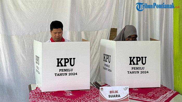 Bupati Sambas Satono menggunakan hak suara pada pemilu 2024 di TPS 03 Dusun Mentawak, Rabu 14 Februari 2024.