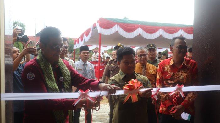 Bupati Sambas Satono saat meresmikan gedung sentra kuliner ikan, Kamis 14 September 2023.