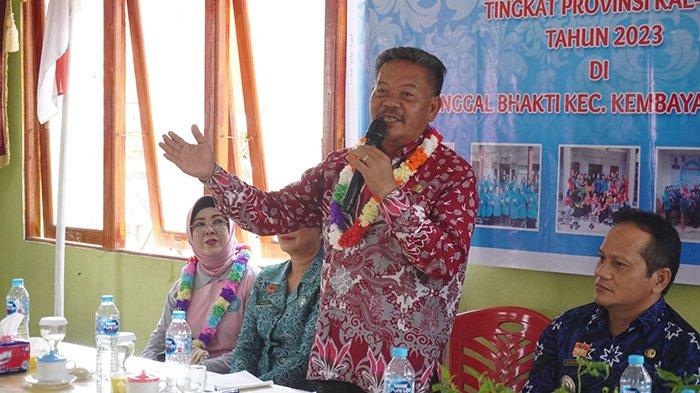 Bupati Sanggau Paolus Hadi beserta Ketua Tim Penggerak PKK Kabupaten Sanggau, Arita Apolina saat mengikuti kegiatan lomba Hatinya PKK tingkat Provinsi Kalimantan Barat di Desa Tunggal Bhakti, Kecamatan Kembayan, Kabupaten Sanggau, Kalbar, Sabtu 27 Mei 2023.