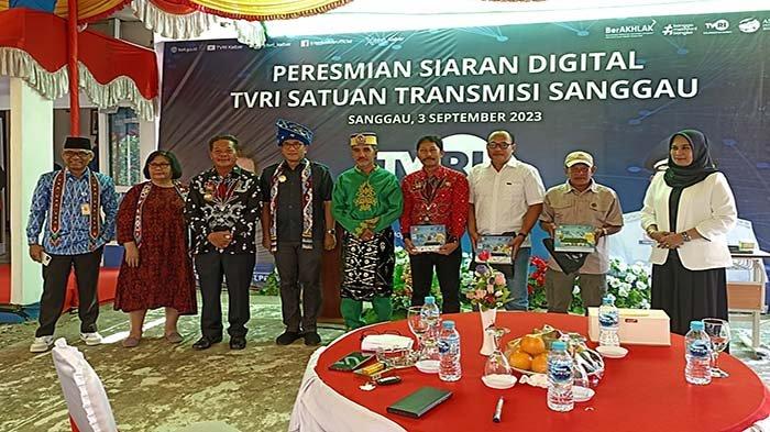 Bupati Sanggau Paolus Hadi saat foto bersama usai meresmikan siaran digital Televisi Republik Indonesia (TVRI) satuan transmisi Sanggau, di TVRI satuan tranmisi Sanggau, Kalbar, Minggu 3 September 2023.
