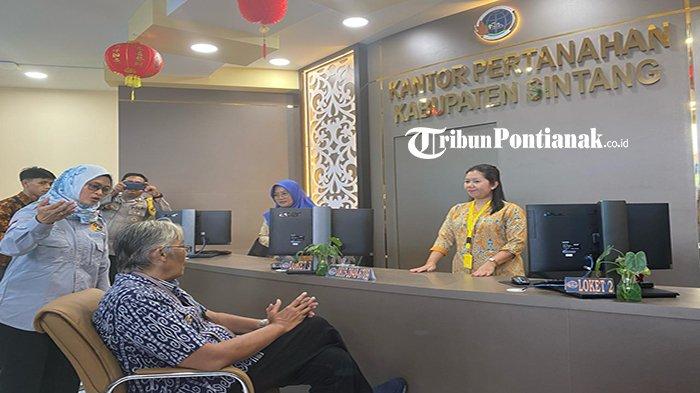 Bupati Sintang, Jarot Winarno meresmikan kantor ATR/BPN di Jalan MT Haryono, Kamis 22 Februari 2024. Kantor ATR/BPN lama di Jalan M.Saad sudah ditempati sejak selama 41 tahun. Hampir setiap tahunnya kantor tersebut terendam oleh banjir. Bahkan, sempat lumpuh operasional pada saat banjir besar tahun 2021 lalu.