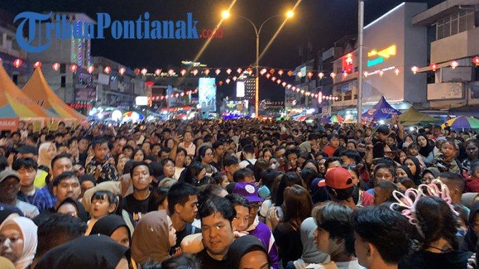 Ribuan warga memadati Jalan Gajah Mada, Cap Go Meh tingkatkan ekonomi dan tunjukkan toleransi Pontianak