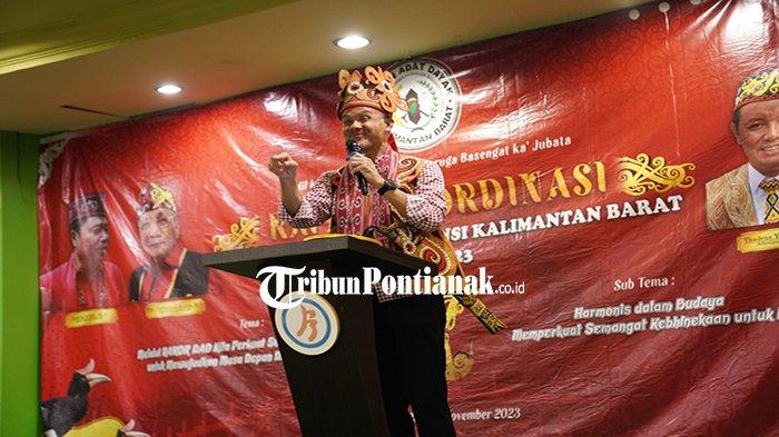 Calon presiden Ganjar Pranowo mendapat hadiah pakaian khas Dayak saat berkunjung ke Pontianak, Kalimantan Barat, Minggu 26 November 2023.