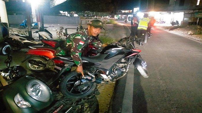 Camat Teluk Keramat didampingi Kapolsek dan Danramil Teluk Keramat melakukan razia ke sejumlah titik di Desa Sekura. Razia itu menyasar pasar sepeda motor yang menggunakan knalpot brong, Minggu 7 April 2024.