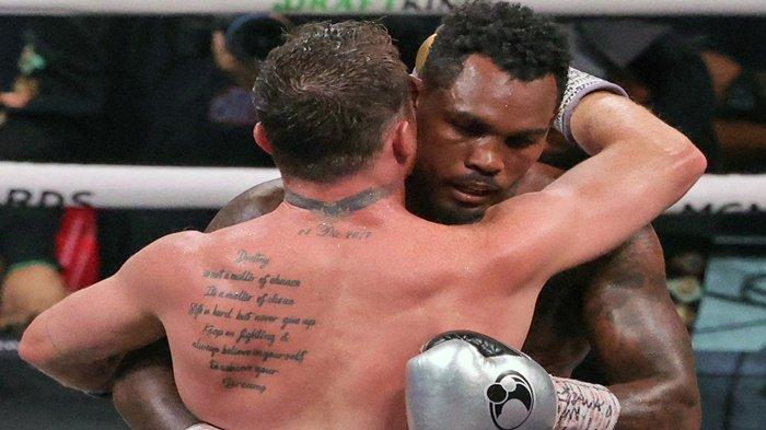 Canelo Alvarez (Kiri) dan Jermell Charlo berpelukan di atas ring setelah putaran final perebutan gelar kelas menengah super mereka di T-Mobile Arena pada 30 September 2023 di Las Vegas, Nevada. Alvarez menang dengan keputusan bulat.