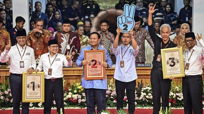 Calon Presiden Anies Baswedan (Kiri), Prabowo Subianto (3K) dan Ganjar Pranowo (2R) serta Calon Wakil Presiden Muhaimin Iskandar (2K), Gibran Rakabuming Raka (3R) dan Mahfud MD (kanan) berpose usai pengundian nomor suara untuk Pilpres 2019. calon presiden dan wakil presiden di kantor Komisi Pemilihan Umum (KPU) di Jakarta pada 14 November 2023. KPU pada 13 November mengumumkan calon presiden pada pemilihan presiden tahun depan ketika negara demokrasi terbesar ketiga di dunia itu akan memilih penggantinya kepada pemimpin petahana Joko Widodo.
