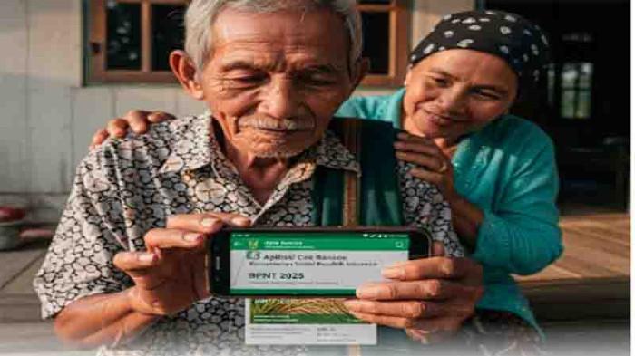CEK BANSOS BPNT - Foto hasil olahan Akal Imitasi (AI) Gemini menampilkan lansia KPM Bansos BPNT 2025 melihat statusnya di aplikasi cek bansos Kemensos RI, Minggu 27 Juli 2025., Inilah panduan langkah cara cek bansos BPNT 2025 lewat Hp !