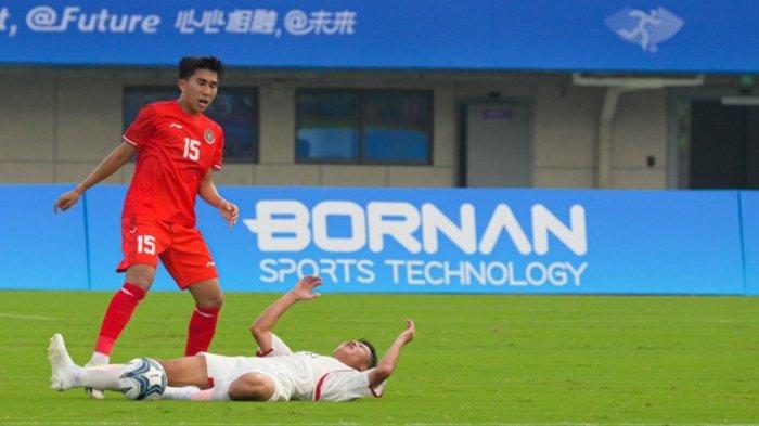 Pemain Timnas Indonesia saat mencoba melewati pemain Korea Utara di Asian Games 2023. Cek Skema 16 Besar Asian Games 2023 dalam artikel ini