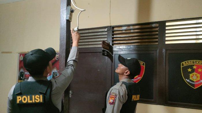 Personel piket Polsek Kota Baru dengan melakukan pengecekan dan pemeriksaan Jaringan Listrik, Minggu 27 Oktober 2024.