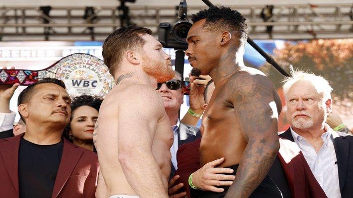 Juara kelas menengah super tak terbantahkan Saul “Canelo” Alvarez dari Meksiko (kiri) dan Jermell Charlo berhadapan saat penimbangan mereka di Toshiba Plaza pada 29 September 2023 di Las Vegas, Nevada. Alvarez akan mempertahankan gelarnya melawan Charlo di T-Mobile Arena pada 30 September di Las Vegas.