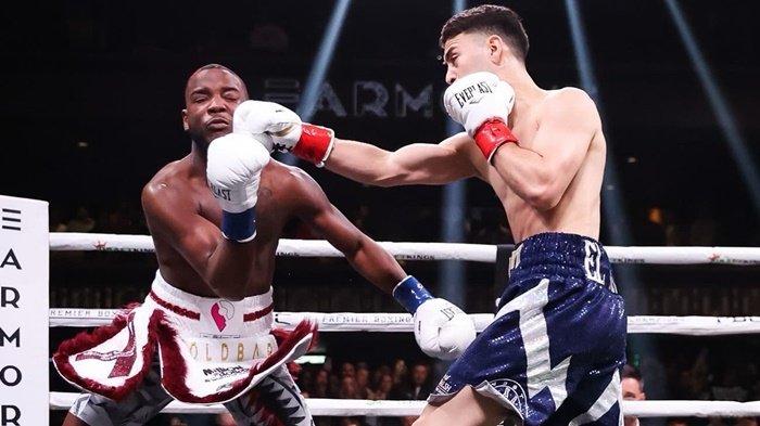 Chris Colbert (kiri) saat menerima bogem dari Jose Valenzuela, Minggu 17 Desember 2023. Tinju Dunia ini dimenangkan Jose Valenzuela dengan KO.