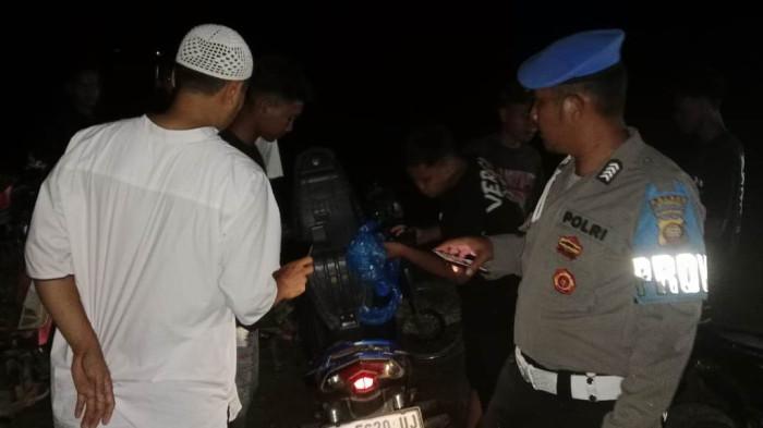PATROLI MALAM - Jajaran Polsek Meliau menggelar patroli cipta kondisi (Cipkon), Sabtu malam 26 Juli 2025. Sasaran utama patroli Cipkon malam itu meliputi lokasi rawan tindak kriminal seperti pencurian dengan pemberatan (curat), pencurian dengan kekerasan (curas), pencurian kendaraan bermotor (curanmor), dan pencurian biasa.