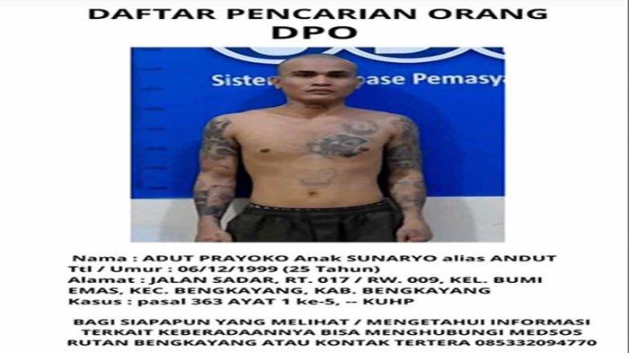 DPO Andut saat diamankan oleh anggota Polres Bengkayang dan di serahkan ke anggota Rutan Kelas IIB Bengkayang Jalan Pakok kel. Bumi emas kec.Bengkayang pada Rabu 1 Januari 2025 sekira jam 16.30 wib