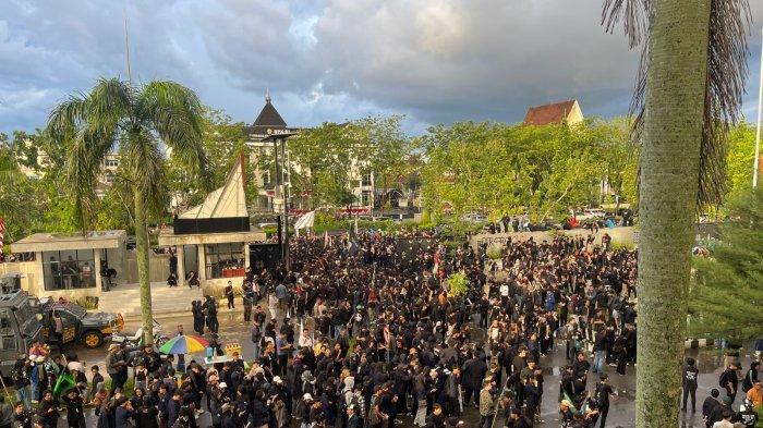 Aksi Unjuk Rasa Terkait Tolak Pengesahan Revisi Undang-undang Pilkada dan Mengawal Keputusan Mahkamah Konstitusi oleh Gabungan Elemen Mahasiswa di halaman Kantor DPRD Kalbar, Jumat 23 Agustus 2024.