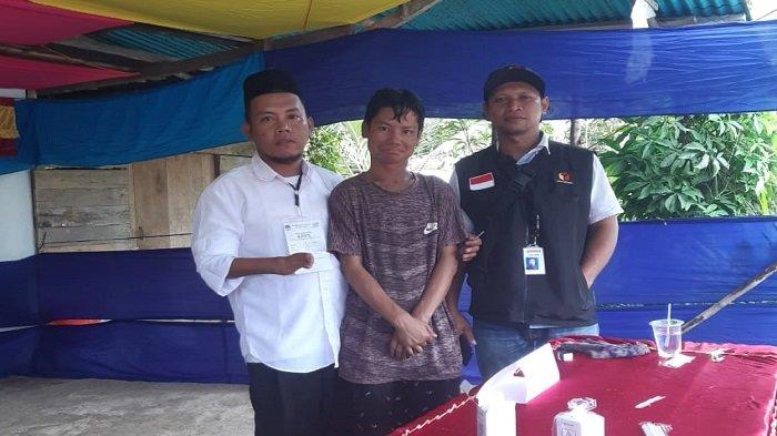 Dadang (berbaju putih) penyandang disabilitas yang ikut berpartisipasi dalam pemilu sebagai anggota KPPS di TPS 03 Dusun Kembayat, Desa Tri Kembang, Kecamatan Galing, Kabupaten Sambas, Rabu 14 Februari 2024.