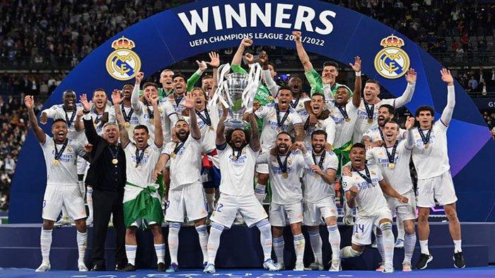 Real Madrid, mengangkat trofi Liga Champions setelah mengalahkan Liverpool pada final Liga Champions, di Stade de France di Saint-Denis, Paris, pada 28 Mei 2022 silam. Di liga Champions 2024, Real Madrid menghadapi Dortmund di partai final.