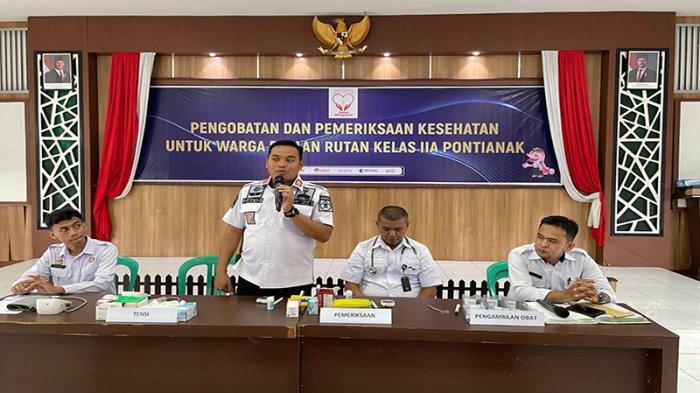 Dalam rangka memperingati Hari Kesehatan Nasional (HKN) yang jatuh pada 12 November, Rumah Tahanan Negara (Rutan) Pontianak menggelar kegiatan pemeriksaan kesehatan bagi Warga Binaan Pemasyarakatan (WBP).