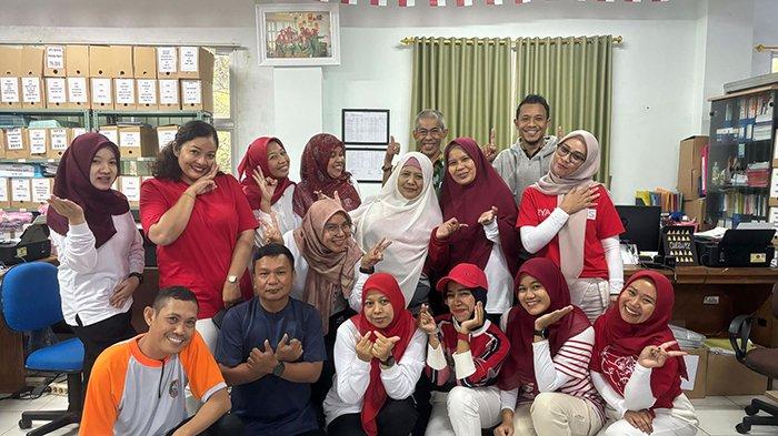 Dalam rangka memperingati Hari Ulang Tahun Kemerdekaan Republik Indonesia yang ke-79, Bagian Keuangan Dinas Pendidikan Kota Pontianak menyelenggarakan dua kegiatan istimewa yakni sedekah kue-kue untuk masyarakat umum dan dekorasi ruangan yang meriah.
