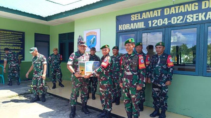 Danrem 121/ABW Brigjen TNI Luqman Arief foto bersama saat kunjungi Prajurit Satgas Pamtas RI - Malaysia Yonarmed 16/Tumbak Kaputing dan Koramil Sekayam, Kabupaten Sanggau, Kalimantan Barat, Kamis 11 April 2024.