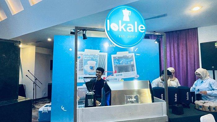 MENJELASKAN - Dedy Chandra Coffee Generalist Officer lokale menjelaskan proses pembuatan menu terbaru Lokale saat acara launching menu terbaru Lokale 'Kopi Susu Raya' di Cendana Sky Ballroom Hotel Mercure Pontianak, Rabu (1/7/2025) malam.
