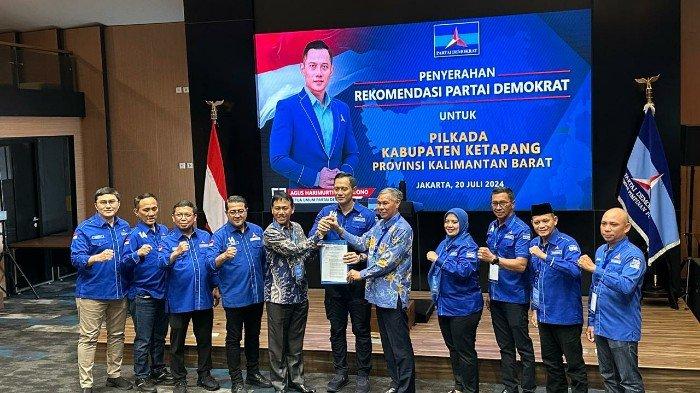 Farhan dan Leonardus Rantan didampingi Ketua DPC Partai Demokrat Ketapang, Rasmidi saat menerima surat rekomendasi dari Ketua Umum DPP Partai Demokrat, Agus Harimurti Yudhoyono di Jakarta, Sabtu 20 Juli 2024. Farhan dan Leonardus Rantan direkomendasikan partai Demokrat  di Pilkada Ketapang 2024.