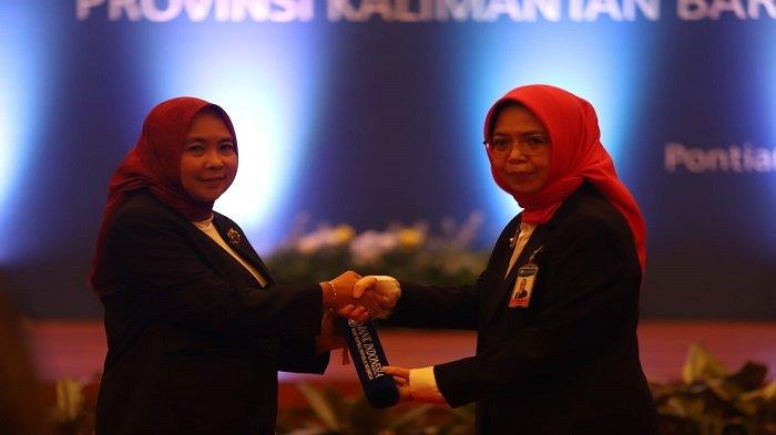 Deputi Gubernur Bank Indonesia Aida S Budiman memberikan selamat kepada Kepala Perwakilan Bank Indonesia Provinsi Kalimantan Barat  Nur Asyura Anggini Sari saat menghadiri pengukuhan pada Jumat, 17 Maret 2023.