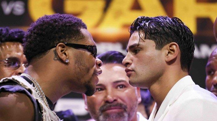 Devin Haney (kiri berkacamata) saat bertukar kata dengan Ryan Garcia belum lama ini pada momen konferensi pers Tinju Dunia yang memperebutkan gelar WBC kelas ringan super.
