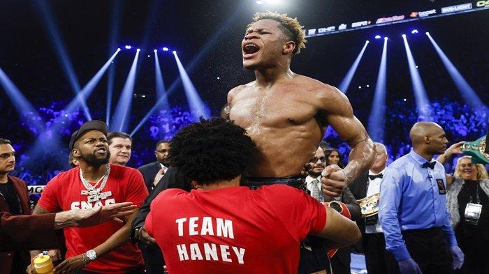 Devin Haney merayakan setelah mengalahkan Vasyl Lomachenko dari Ukraina selama pertarungan kejuaraan ringan tak terbantahkan mereka di MGM Grand Garden Arena pada 20 Mei 2023 di Las Vegas, Nevada.
