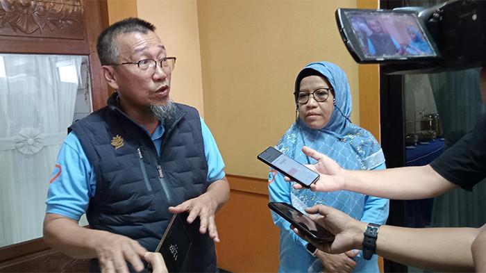 DIDAMPINGI - Dewan Pengawas BPJS Kesehatan Indra Yana, SH, MH, didampingi Kepala Cabang BPJS Kesehatan Pontianak, Evi Retno Nurlianti saat diwawancarai media.