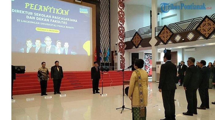 Direktur Universitas Panca Bhakti (UPB), Purwanto melantik Dekan Fakultas dan Direktur Sekolah Pacasarjana Universitas Panca Bhakti, berlangsung di Gedung Convention Centre Universitas Panca Bhakti, Kamis 4 Januari 2024.