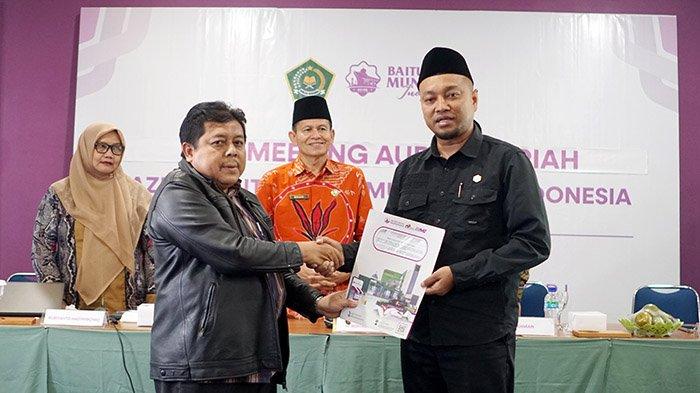 SERAHKAN DOKUMEN -  Robiyanto Hadiwibowo, S.Pd, M.AP – Pengendali Teknis Audit Syariah Itjen Kemenag RI menyerahkan dokumen terkait hasil audit syariah oleh tim auditor Itjen Kemenag RI kepada Direktur Utama LAZNAS BMI, Sasongkojati pada Kamis 10 Juli 2025.