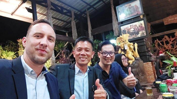 Direktur Utama PT Borneo Kawan Kita Chaiyady foto bersama Business Director PT Gunnebo Indonesia Distribution Johan van Leersum dan Rudy Wijaya, Sales Director PT Gunnebo Indonesia Distribution saat Gathering Chubbsafes di Borneo Wood Galery Kaliasin, Singkawang,Minggu 26 November 2023.