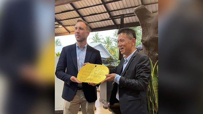 Direktur Utama PT Borneo Kawan Kita Chaiyady foto bersama Business Director PT Gunnebo Indonesia Distribution Johan van Leesum saat Gathering Chubbsafes di Borneo Wood Galery Kaliasin, Singkawang, Minggu 26 November 2023.