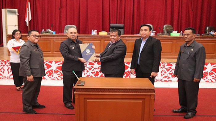 Pj Bupati Landak, Samuel, saat menghadiri Rapat Paripurna Ke-15 Masa Sidang III Tahun 2023 dan Serta Rapat Paripurna Ke-16 Masa Sidang III Tahun 2023 DPRD Kabupaten Landak di Ruang Sidang Utama Kantor DPRD Landak, Selasa, 20 Juni 2023. Cek Jadwal pelantikan DPRD Landak 2024-2029 dalam artikel ini