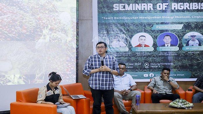 PEMAPARAN - Dr. Maswadi, SP, M.Sc, dosen dan peneliti di bidang Sustainable Supply Chain Management (SSCM) memberikan pemaparan dalam Seminar of Agribisnis yang bertajuk “Sawit Berkelanjutan Mewujudkan Sinergi Ekonomi, Lingkungan, dan Sosial” di Gedung Konferensi Teater 2, Univeristas Tanjungpura, Kota Pontianak, Selasa, 20 Mei 2025.