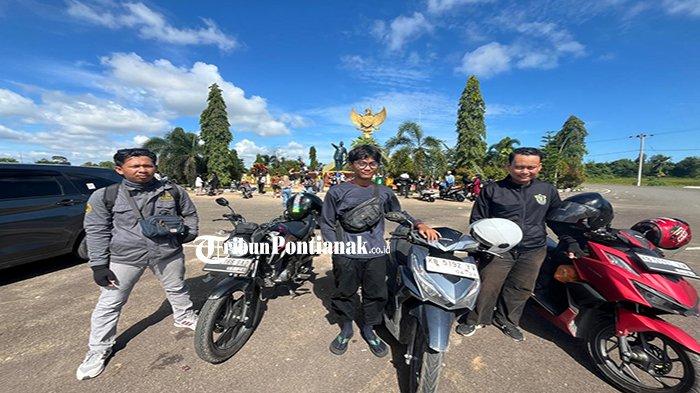 Dua wisatawan luar daerah berkendara menuju Desa Wisata Temajuk melalui jalur Jalan Negara Sungai Bening Kecamatan Sajingan Besar, Kabupaten Sambas, Kalimantan Barat. Akses jalan menuju desa wisata yang dikenal surga di ekor borneo ini menunjukan perkembangan, Sabtu 12 Oktober 2024.