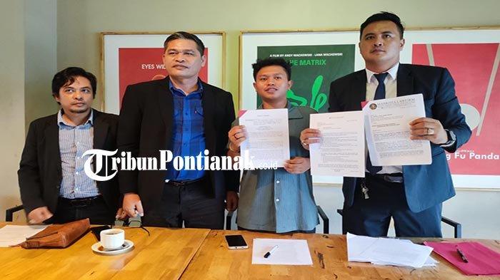 EO Festival Ruang Musik Jordi Febriadi bersama Tim Kuasa Hukum tunjukan surat gugatan kepada Manajemen Iwan Fals pada Selasa 24 Oktober 2023 di Blinkaan Cafe Pontianak.