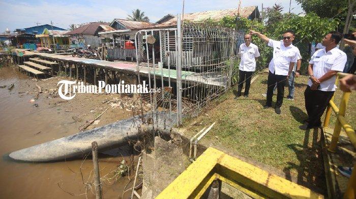 Edi Rusdi Kamtono didampingi Direktur Utama (Dirut) Perumda PDAM Tirta Khatulistiwa, Ardiansyah melakukan peninjauan langsung di Lokasi Instalasi Pengolahan Air (IPA) 5 yang berlokasi di Komplek Imam Bonjol Perumda Air Minum Tirta Khatulistiwa Kota Pontianak, Rabu 2 Agustus 2023.