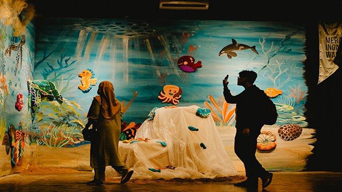 Eksibisi seni di Port99, Jalan Kom Yos Soedarso, Pontianak Barat, hingga 13 Mei 2024. (NIKMATI - Para pengunjung menikmati sajian karya usai pembukaan di Pameran Seni 